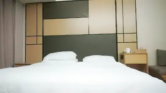 【利哥探花】花臂身材较小妹，打桩机暴力输出，给妹子干懵了