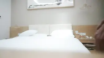 【利哥探花】高价约炮高颜值外围女，穿着黑丝草非常有感觉