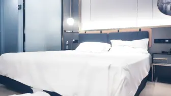 【赵总寻花】非常健谈的黑长发东北女孩，唠唠嗑调调情，激情交合最后还给口爆