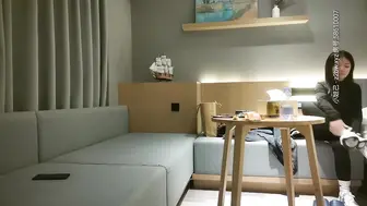 【黄先生探花】大胸萝莉，脱光光沙发调情，床上经典性爱动作来一套