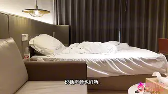约了一个白白嫩嫩的妹子，身材白皙且苗条，说话声音也好听，把她的大长腿架在肩上狠狠蹂虐。#史莱姆