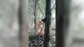开档黑丝少妇露脸跟小哥激情户外【上篇】小树林里偷情啪啪，奶罩挂在树上口交大鸡巴， 多体位爆草抽插无套好刺激