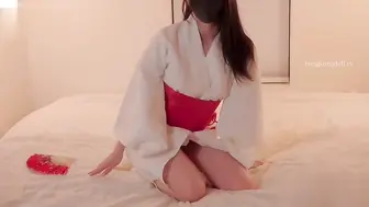 高颜值妹子和服表演，妩媚投入，动作自然流畅，视觉氛围全程沉浸