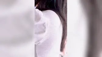 真实乱伦原创下雨天爸妈不在家和妹妹独处，趁她打王者开语音的时候，强行插入让她对着手机放肆淫叫