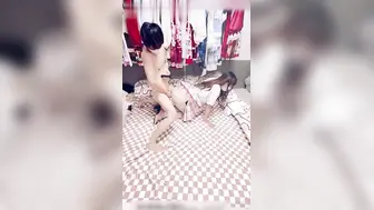 JK小萝莉 床上找男友拍色色视频 毫不遮掩地展现激情肉搏，尽情享受彼此的身体