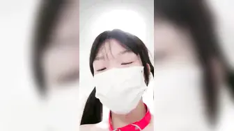 反差小母狗学妹萝莉啾啾撒尿~翻白眼~道具紫薇~现在的小妹妹是真牛逼 玩的开放的开，年纪轻轻如此反差