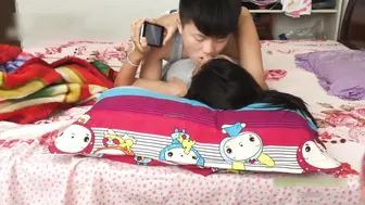 夹子音天然大奶少女与小青年出租屋激情露脸性爱自拍，多个体位很生猛，床肏的嘎吱嘎吱响