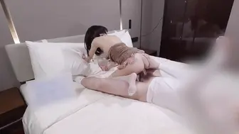 小萝莉被干翻了 白丝过膝袜，举起小美女猛操到高潮！粉嫩美穴清晰可见！