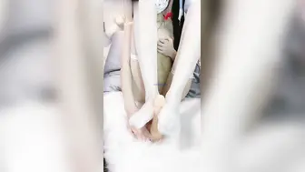 扮演在校学妹萝莉，翘起迷你屁屁自慰极品小美女，懵懂大眼睛骚气逼人好可爱
