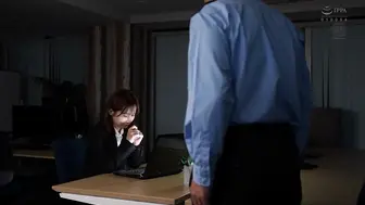 JUR-413 [无码中文字幕]深夜在办丕室中 与保全一起加班密着做爱 小岛南