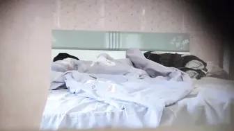 巨乳熟女人妻回家操逼你趴在我身上来69帮我舔鸡巴！